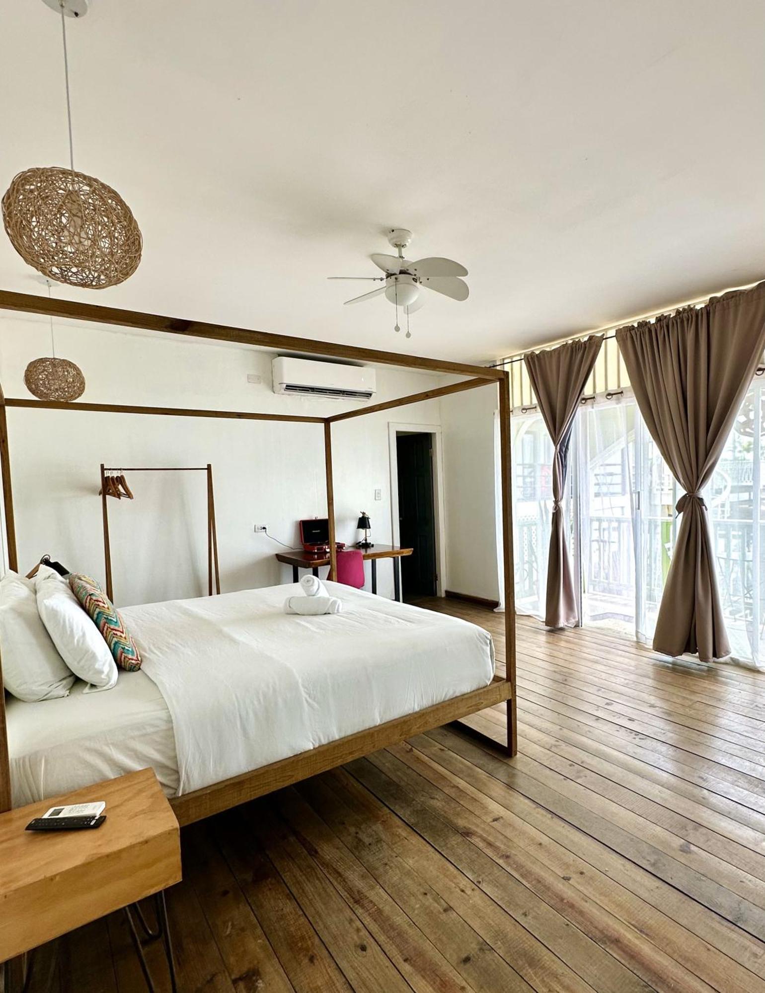 Socialtel Bocas Del Toro Hotel Bagian luar foto
