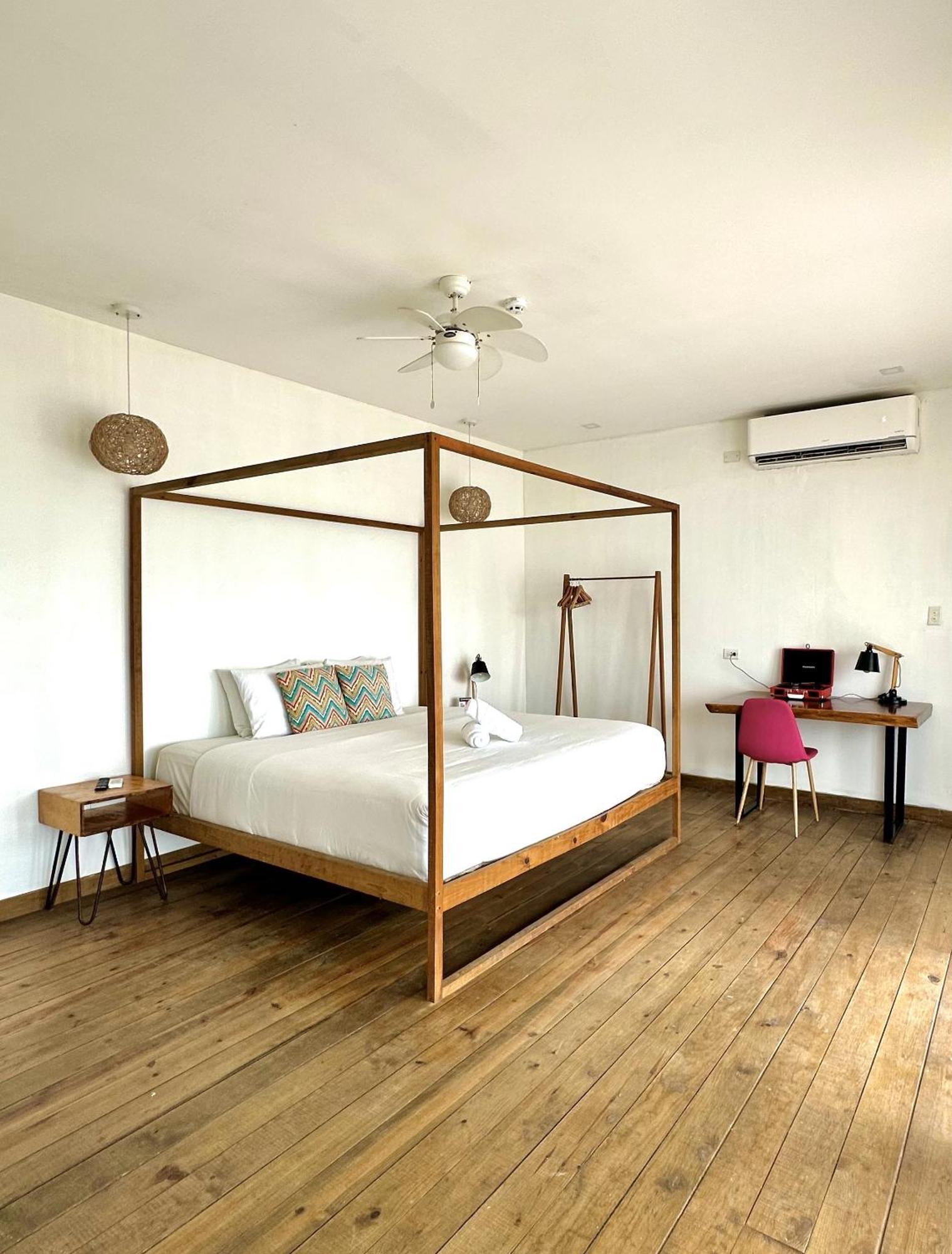 Socialtel Bocas Del Toro Hotel Bagian luar foto